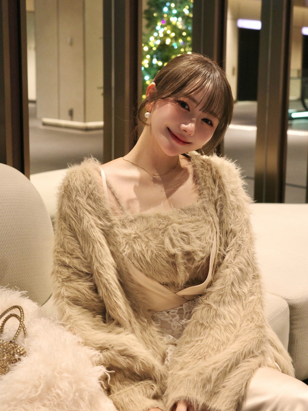 ホワイト系のワンピース/ドレス、ベージュ系のアンサンブル、ゴールド系のバッグを着用したレディースの秋コーディネートの4枚目の写真