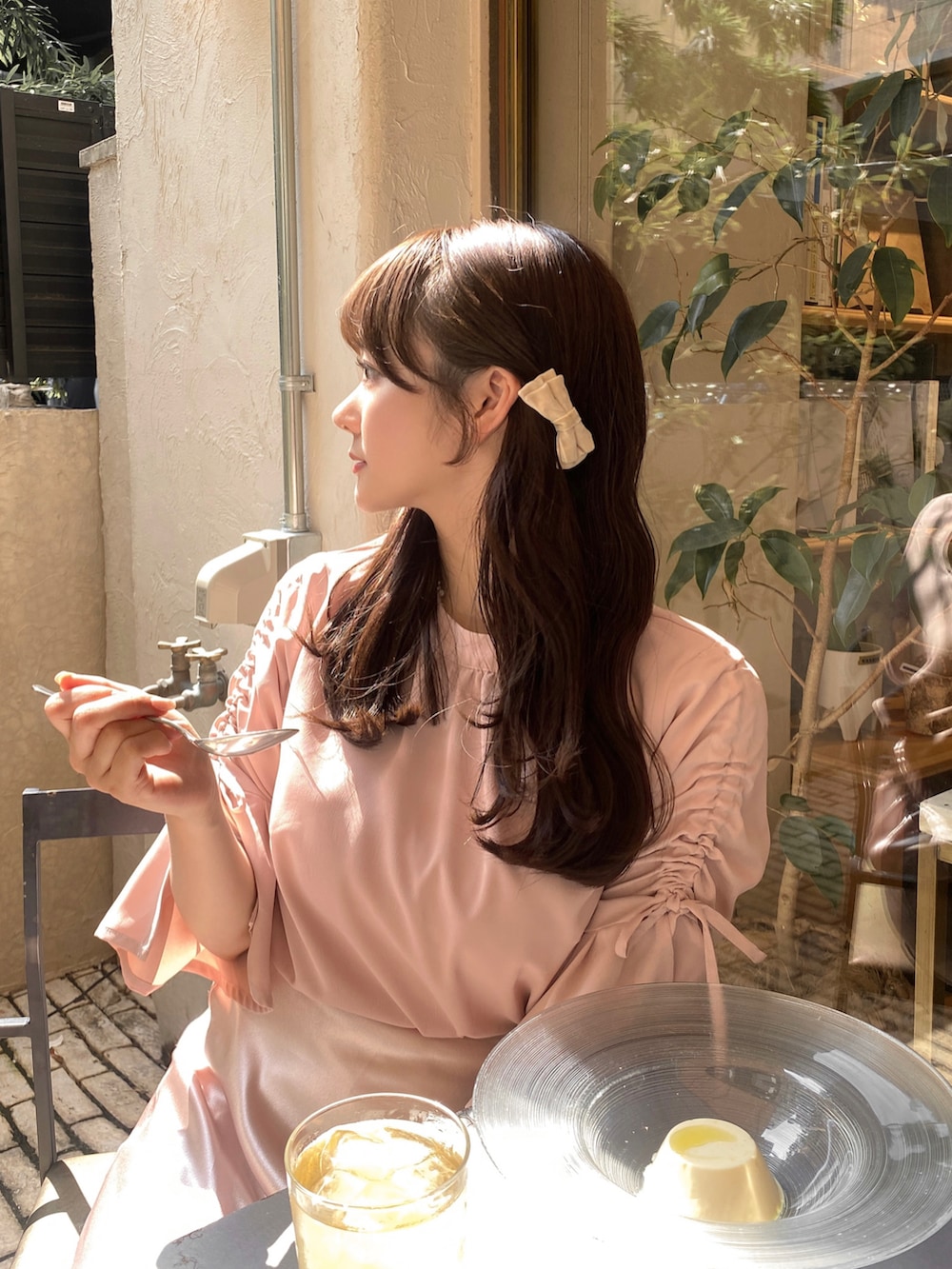 ピンク系のスカート、ピンク系のシャツ/ブラウス、ホワイト系のバレッタ/ヘアクリップを着用したレディースの夏コーディネートの3枚目の写真