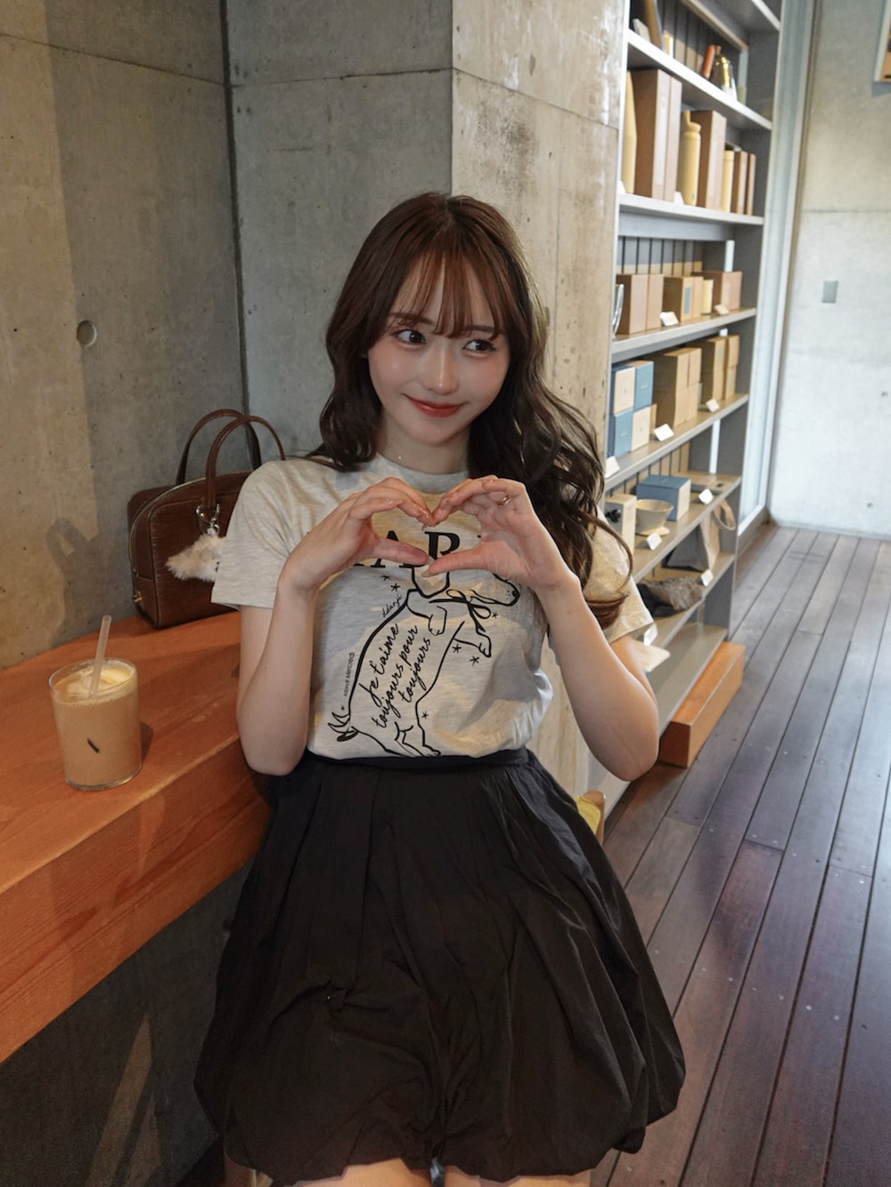 「アウトドアスタイル、秋コーデ、休日スタイル、秋服コーデ、今日のコーデ、ミニスカート、デートコーデ、モノトーン、ブラック、ブーツ、骨格ストレート、カジュアル、Tシャツ」｜「COCO DEALのアイテム（スカート、ブラック系）」を使った、白濱楓雅 ( ふぅ )🍨さん（骨格ストレート・レディース・158cm）の秋コーディネートの3枚目の写真