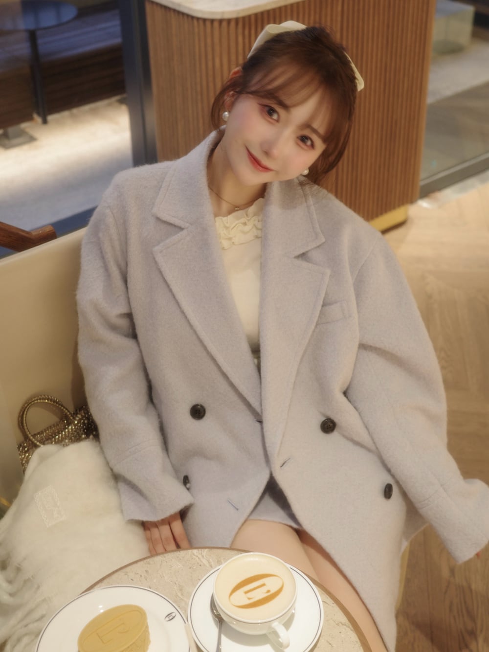 グレー系のシューズ、ブルー系のテーラードジャケット、ブルー系のスカートを着用したレディースの冬コーディネートの2枚目の写真