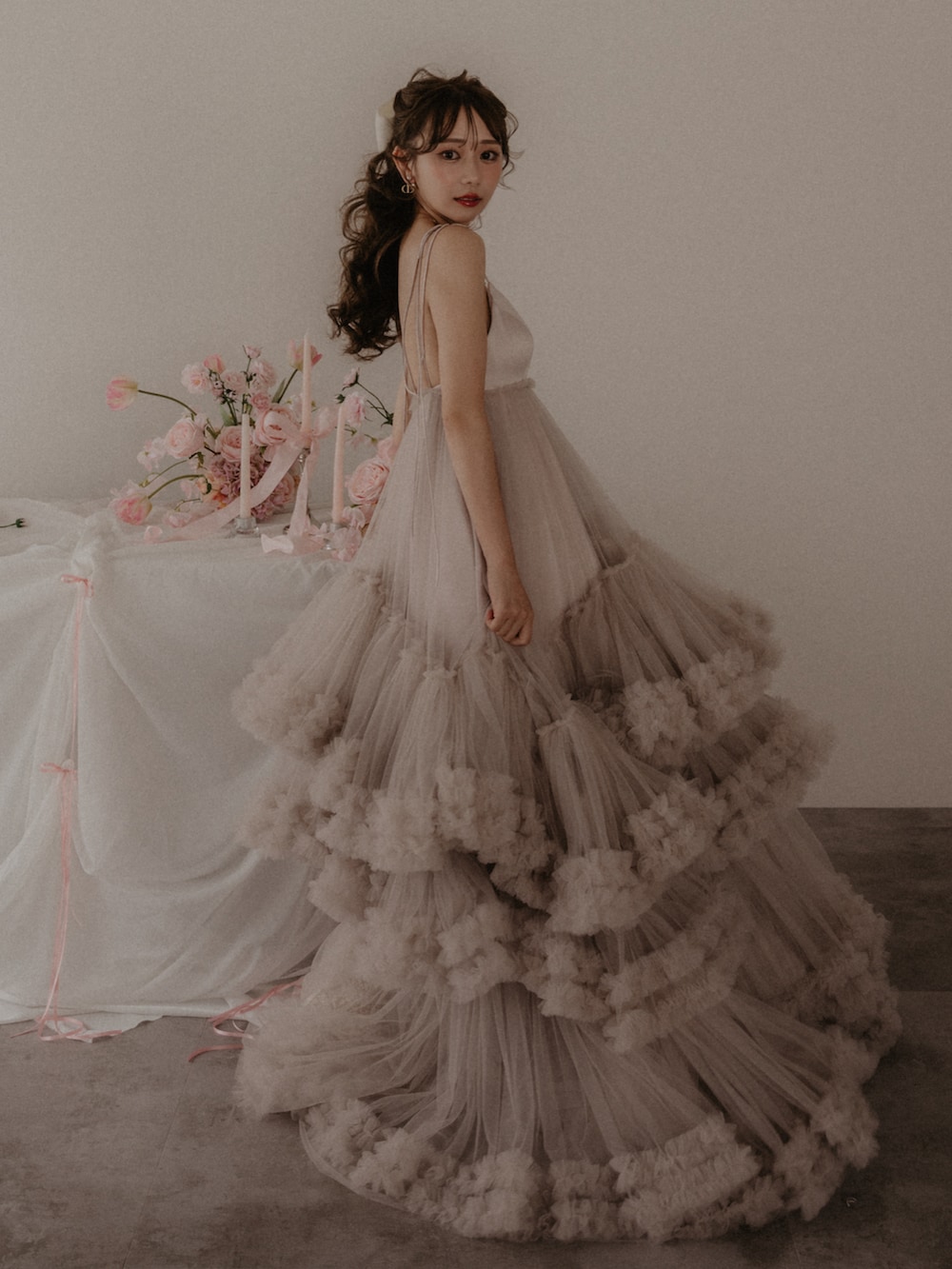 ホワイト系のブーツ、ホワイト系のスカート、ピンク系のドレスを着用したレディースの秋コーディネートの2枚目の写真