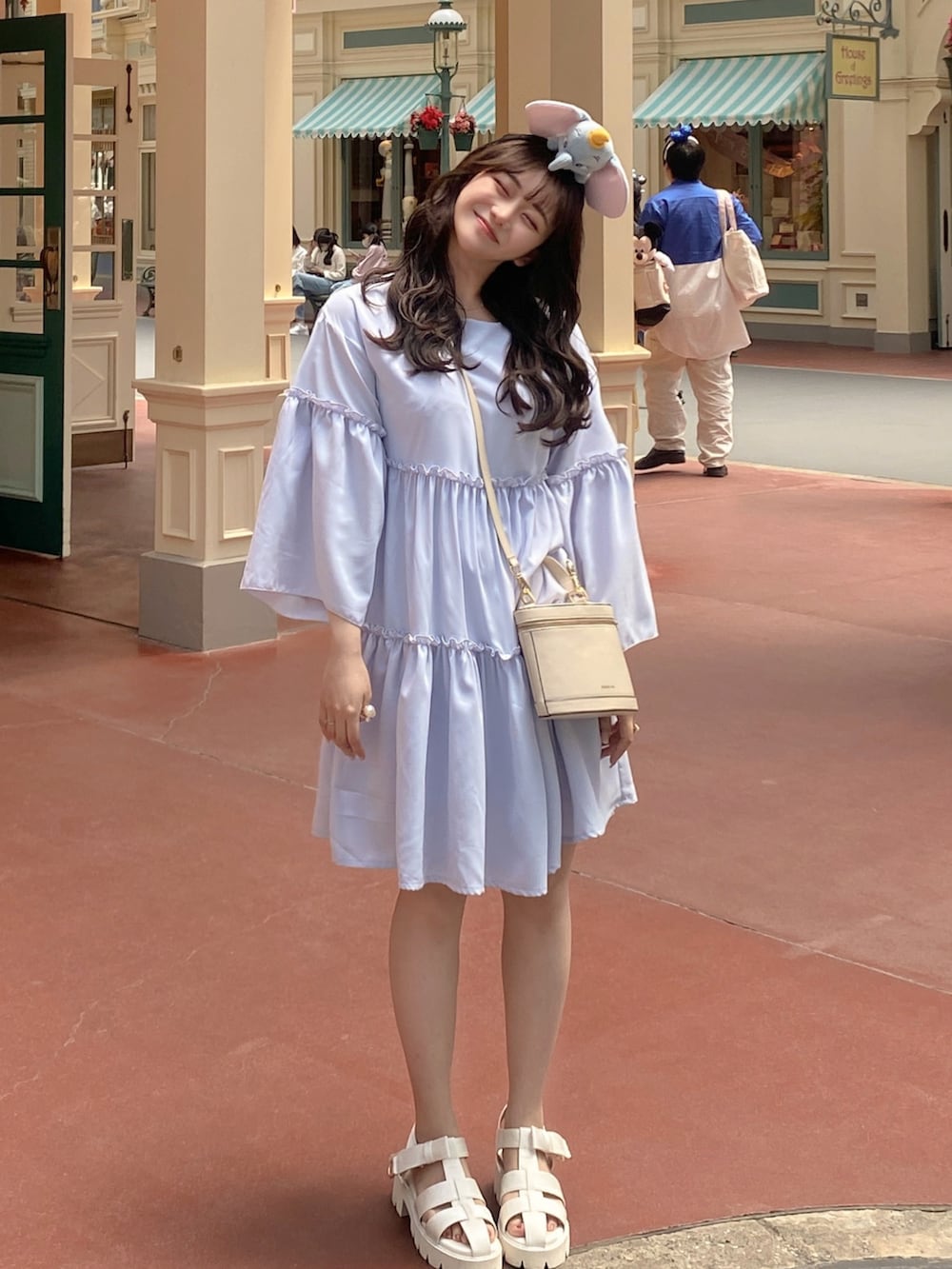 「初夏コーデ、ディズニーコーデ、ディズニー、ミニワンピ、デート、淡色コーデ、淡色女子、ブルーコーデ、ブルー、サンダル、厚底サンダル、夏コーデ、カラーコーデ、ワンピース、ワンピーススタイル」｜「pomiiiのシフォンリボンティアードワンピース（ワンピース、ブルー系）」を使った、白濱楓雅 ( ふぅ )🍨さん（骨格ストレート・レディース・158cm）の夏コーディネートの2枚目の写真