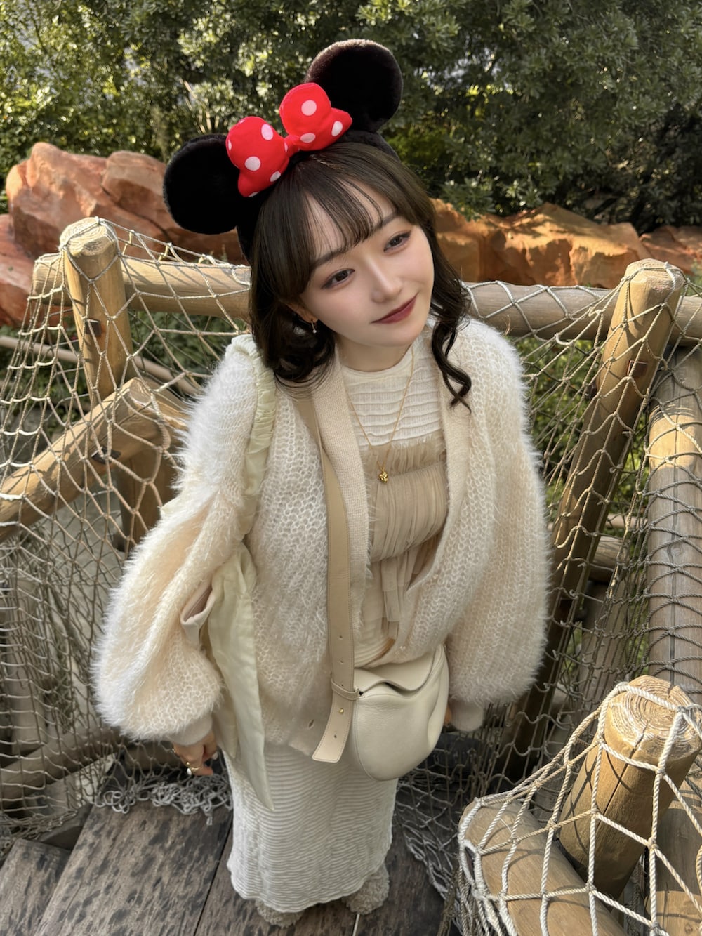 ホワイト系のトートバッグ、ホワイト系のスカート、ホワイト系のTシャツ/カットソーを着用したレディースの秋コーディネートの2枚目の写真