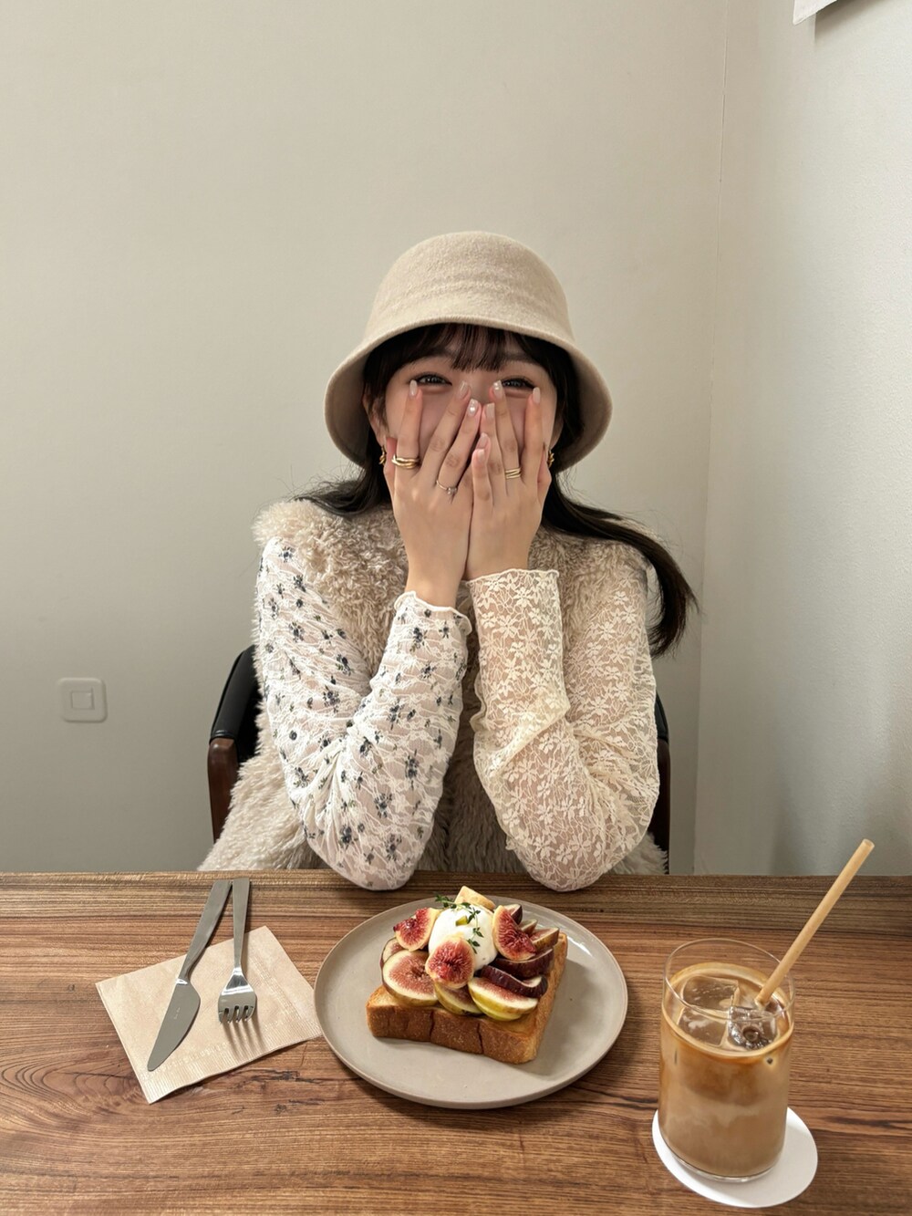 「秋服まるっと大公開、お出かけコーデ、レイヤードスタイル、シアートップス、バケットハット、ファーベスト、ベスト、レース、ショルダーバッグ、スニーカー、スニーカーコーデ、淡色コーデ、淡色女子、デート、デートスタイル（WOMEN）」｜「GUのアイテム（帽子、ベージュ系）」を使った、白濱楓雅 ( ふぅ )🍨さん（骨格ストレート・レディース・158cm）の秋コーディネートの4枚目の写真
