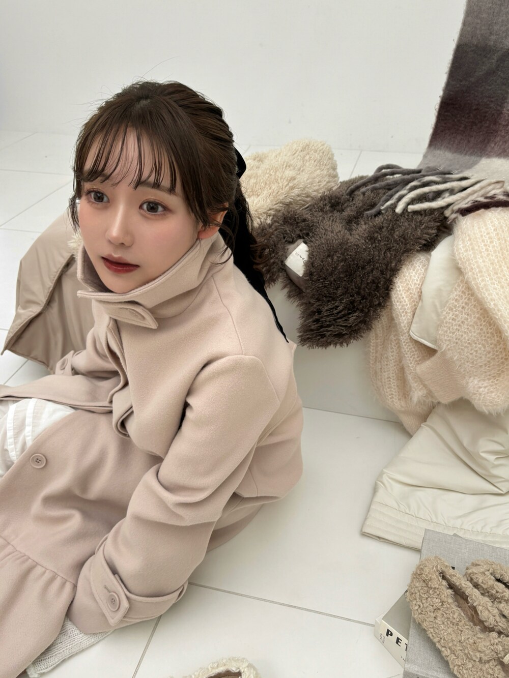 ホワイト系のニット/セーター、ホワイト系のスカート、ホワイト系のトップスを着用したレディースの秋コーディネートの3枚目の写真