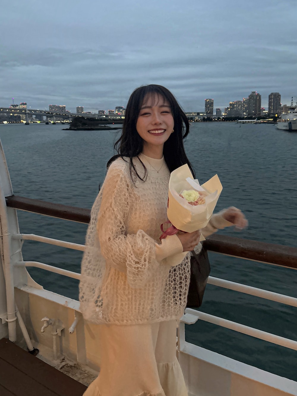 ホワイト系のワンピース、ホワイト系のニット/セーター、ホワイト系のブーツを着用したレディースの春コーディネートの3枚目の写真