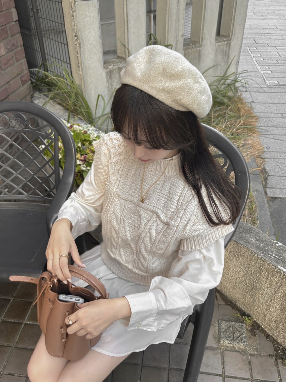 「ファッションを楽しもう、オトナカジュアル、シンプル、大人かわいい、キレイめ、シンプルコーデ、ブーツ、ショートパンツ、ベレー帽、ベスト、シャツスタイル、ショルダーバッグ、淡色コーデ、アイボリー、レイヤードスタイル」|「Ungridのバックレースアップケーブルニットベスト(ニット/セーター、ホワイト系)」を使った、白濱楓雅 ( ふぅ )🍨さん(骨格ストレート・レディース・158cm)の秋コーディネートの3枚目の写真