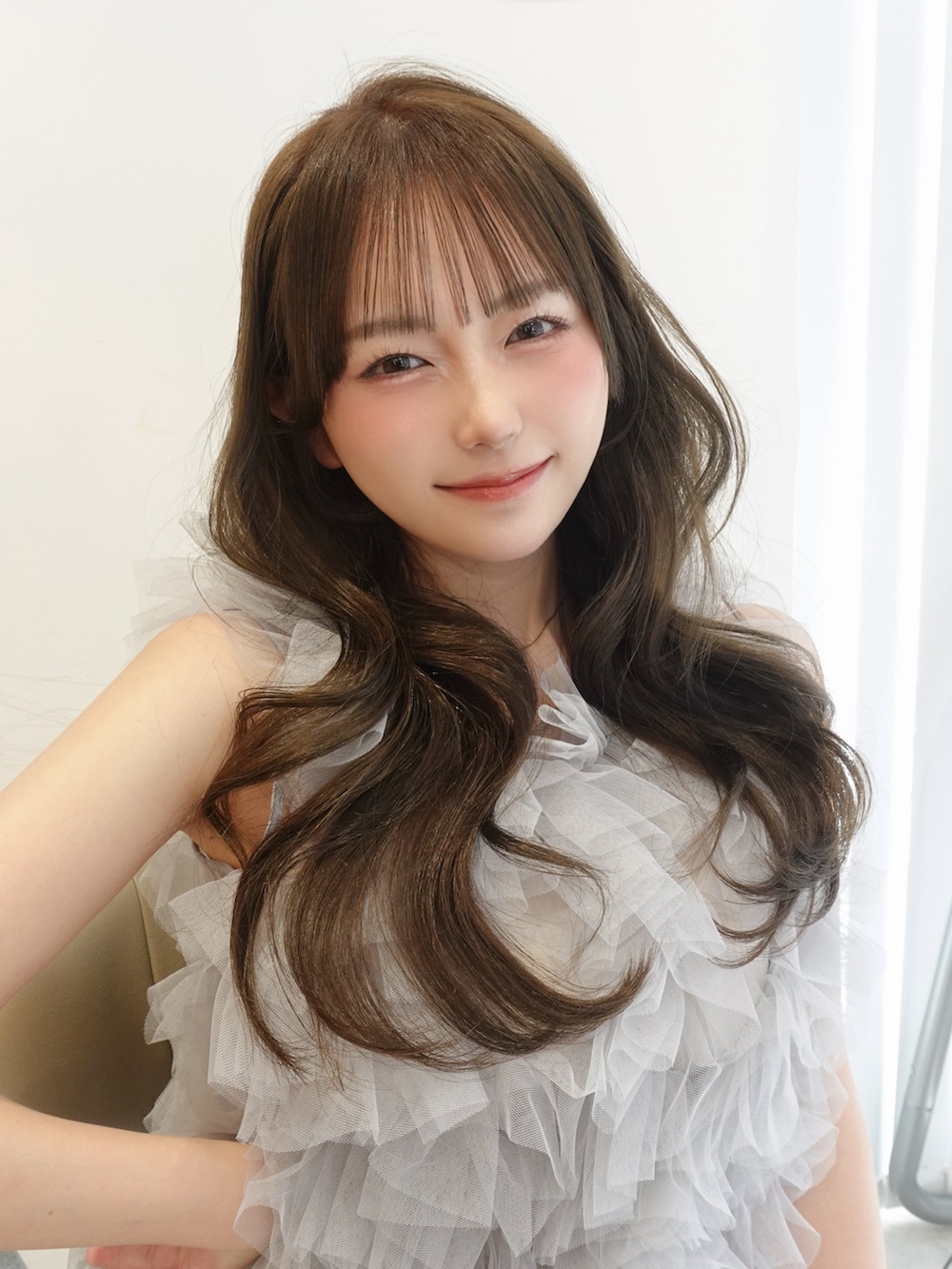 ホワイト系のサンダル、ホワイト系のスカート、ホワイト系のシャツ/ブラウスを着用したレディースの夏コーディネートの3枚目の写真