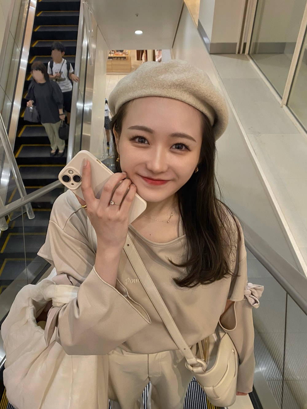 ホワイト系のスラックス、ホワイト系のスニーカー、ホワイト系のバッグを着用したレディースの秋コーディネートの2枚目の写真