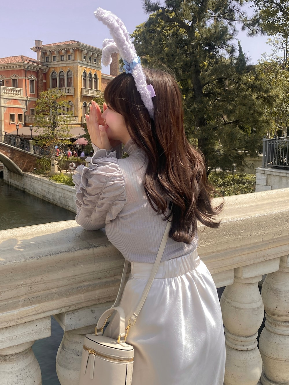 「ディズニーコーデ、ディズニー、ガーリー、大人ガーリー、バレエシューズ、ラベンダー、パープル、デート、デートスタイル（WOMEN）、サテンスカート、淡色コーデ、淡色女子、ロングスカート、オトナカワイイ、きれいめカジュアル」｜「SNIDELのスパークルパフスリーブニットプルオーバー（ニット/セーター、グレー系）」を使った、白濱楓雅 ( ふぅ )🍨さん（骨格ストレート・レディース・158cm）の夏コーディネートの3枚目の写真