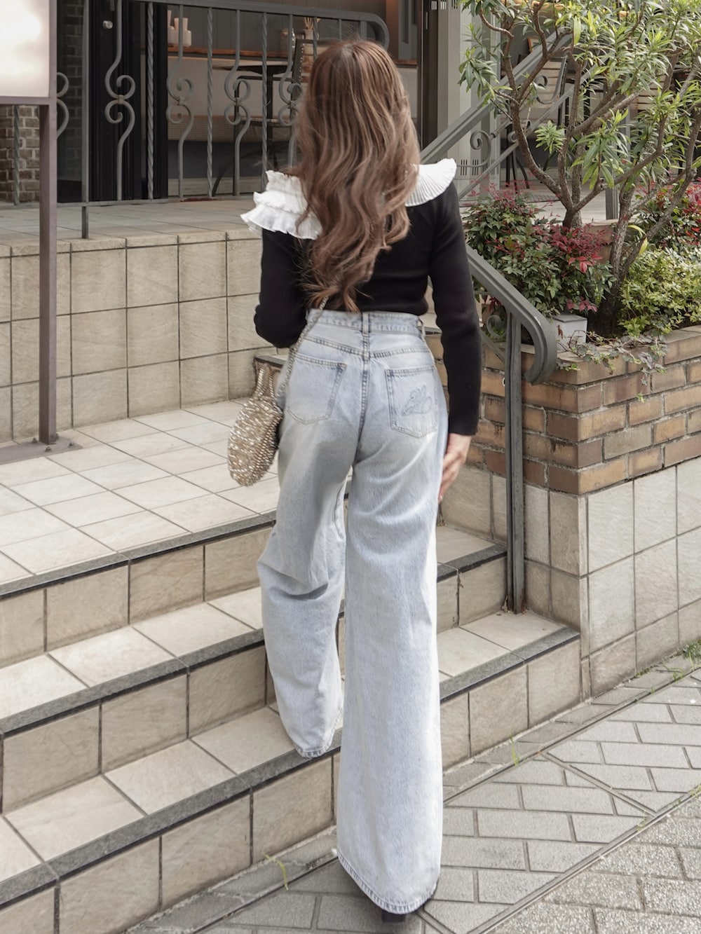 「春めき満開コーデ、ショルダーバッグ、カジュアルスタイル、きれいめカジュアル、モノトーン、デニム、ブーツ、春コーデ、フリル、デートコーデ、カジュアルコーデ、骨格ストレート」｜「SNIDELのプリーツドッキングプルオーバー（ニット/セーター、その他）」を使った、白濱楓雅 ( ふぅ )🍨さん（骨格ストレート・レディース・158cm）の春コーディネートの2枚目の写真