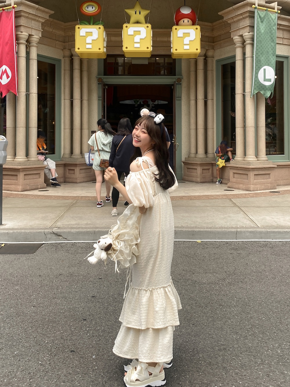 ホワイト系のサンダル、ホワイト系のワンピース、ホワイト系のシャツ/ブラウスを着用したレディースの夏コーディネートの2枚目の写真