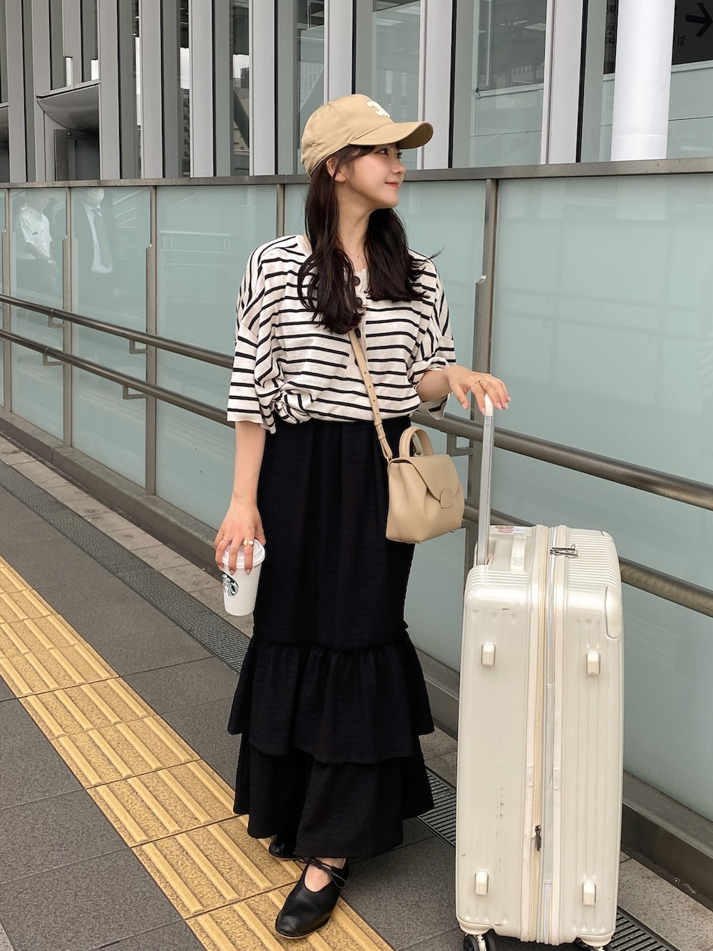 「夏、休日スタイル、オトナカジュアル、キレイめカジュアル、ワンピーススタイル、淡色コーデ、淡色女子、デート、デートスタイル（WOMEN）、キャップ、ラフコーデ、キャミワンピ、ボーダー、モノトーン」｜「Javaの《JaVa ジャバコラボ》さらっとお洒落。2wayヘンリーネックボーダーサマーニット（Tシャツ/カットソー、ホワイト系）」を使った、白濱楓雅 ( ふぅ )🍨さん（骨格ストレート・レディース・158cm）の夏コーディネートの4枚目の写真