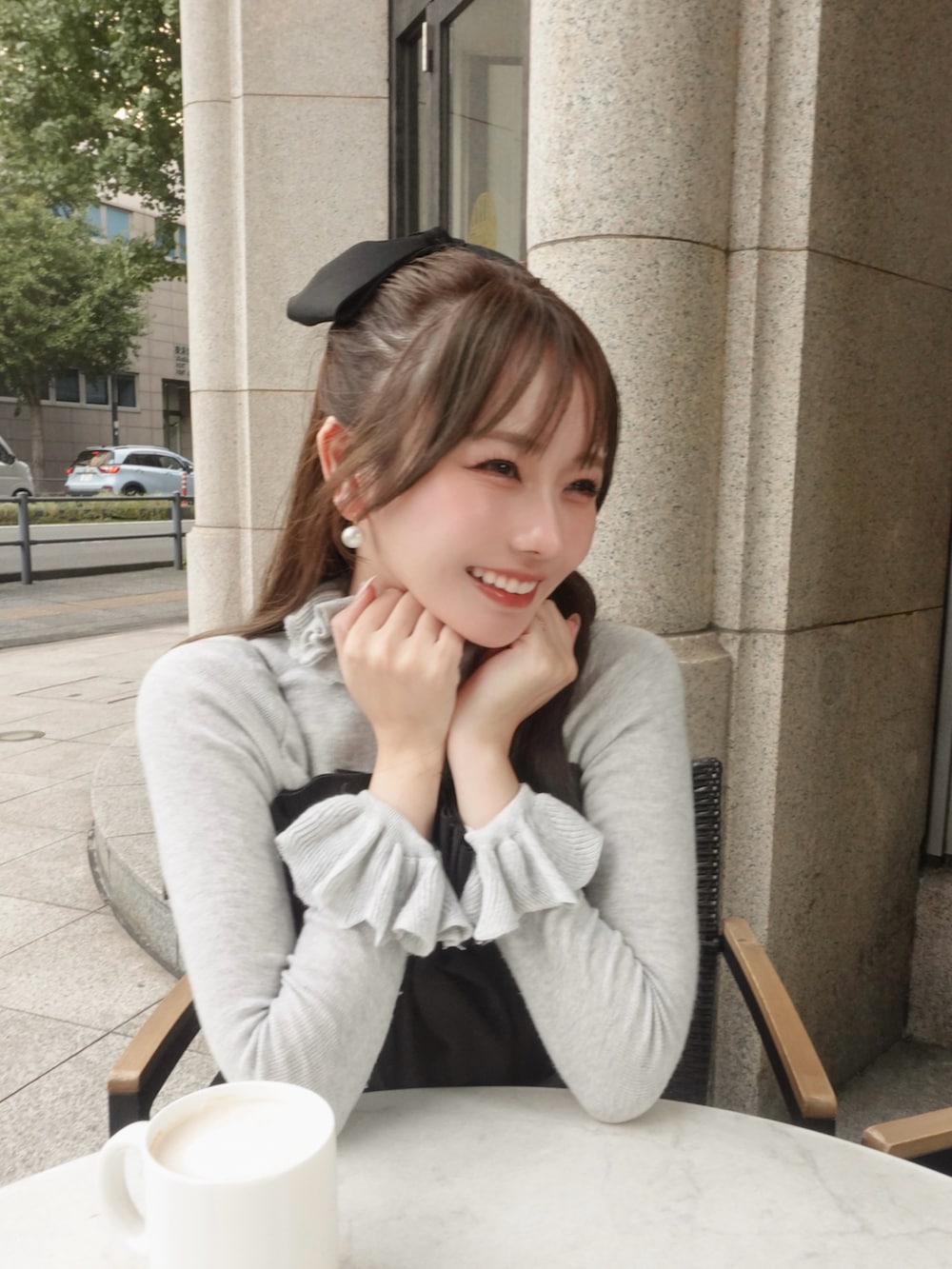 グレー系のシューズ、ブラック系のワンピース、グレー系のトップスを着用したレディースの秋コーディネートの4枚目の写真