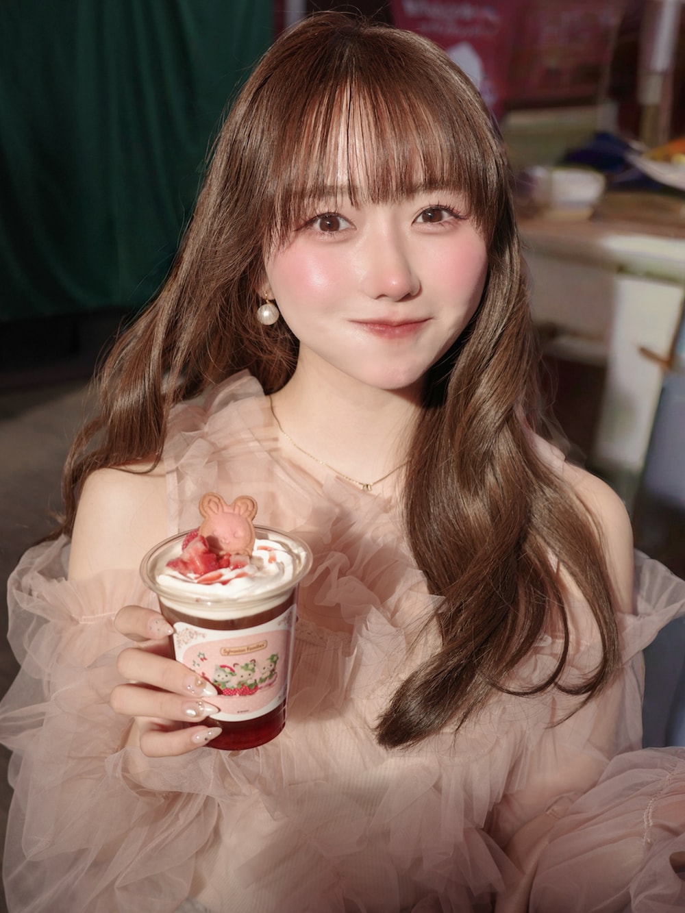 ブルー系のデニムパンツ、ピンク系のトップス、ピンク系のバッグを着用したレディースの冬コーディネートの3枚目の写真