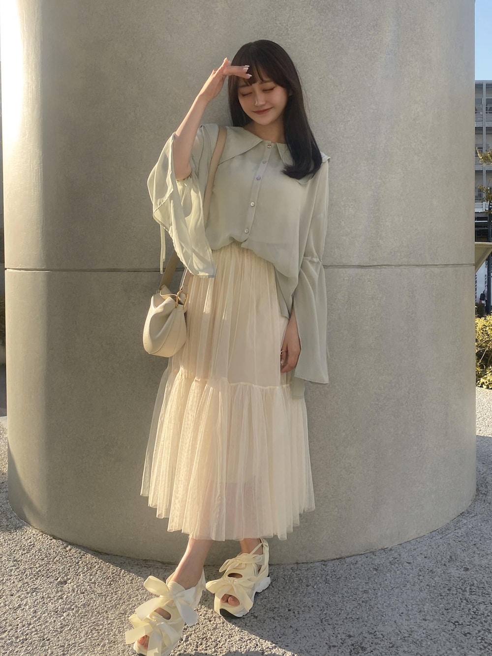 ベージュ系のスカート、ホワイト系のショルダーバッグ、ホワイト系のサンダルを着用したレディースの夏コーディネートの4枚目の写真