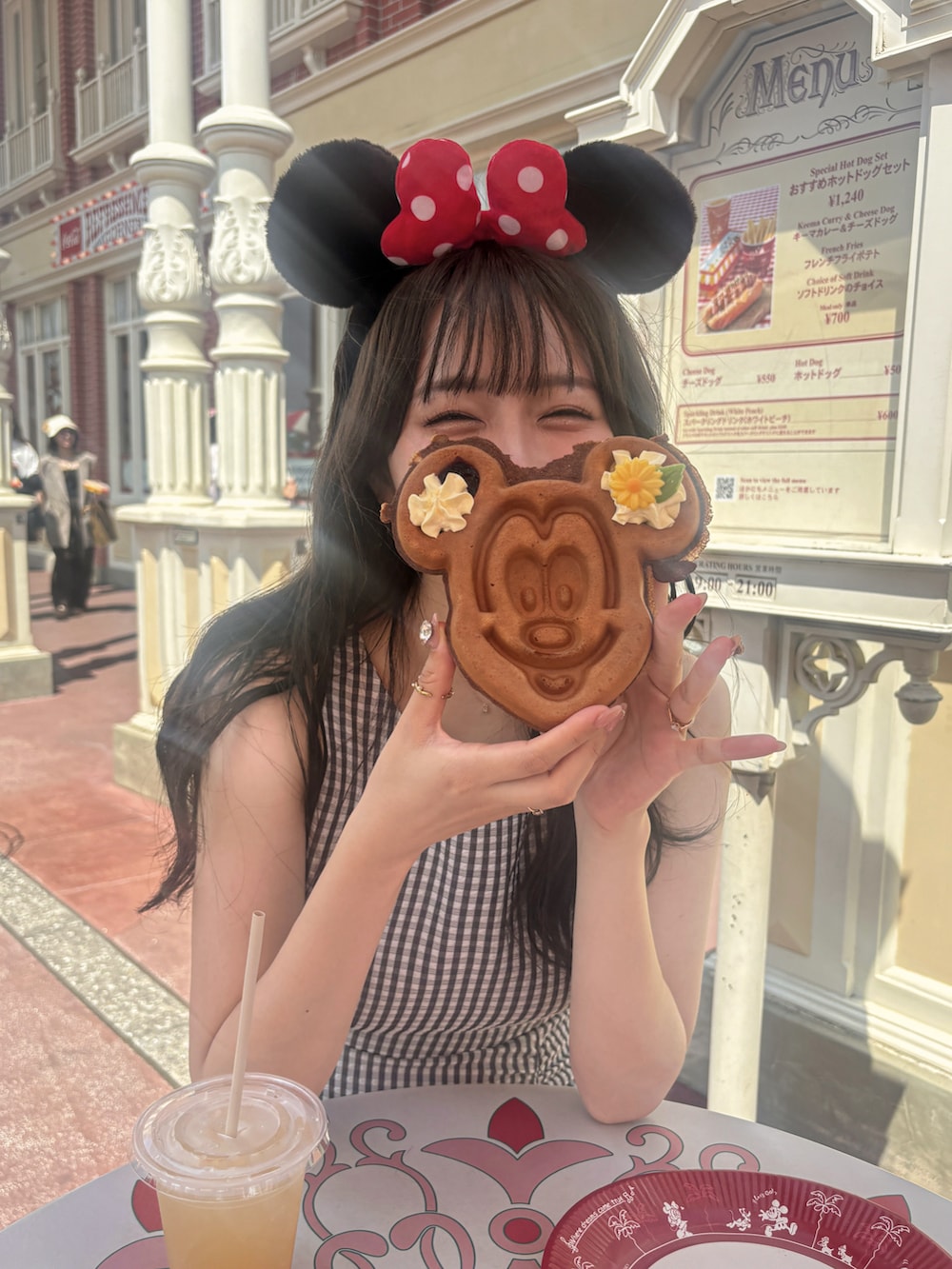 「テーマパークコーデ、ディズニーコーデ、休日スタイル、ノースリーブ、チェック、ワンピース、デートコーデ、お出かけコーデ、モノトーン、骨格ストレート、夏コーデ、きれいめカジュアル、キレイめ」｜「Paris64のアイテム（バッグ、ホワイト系）」を使った、白濱楓雅 ( ふぅ )🍨さん（骨格ストレート・レディース・158cm）の夏コーディネートの4枚目の写真