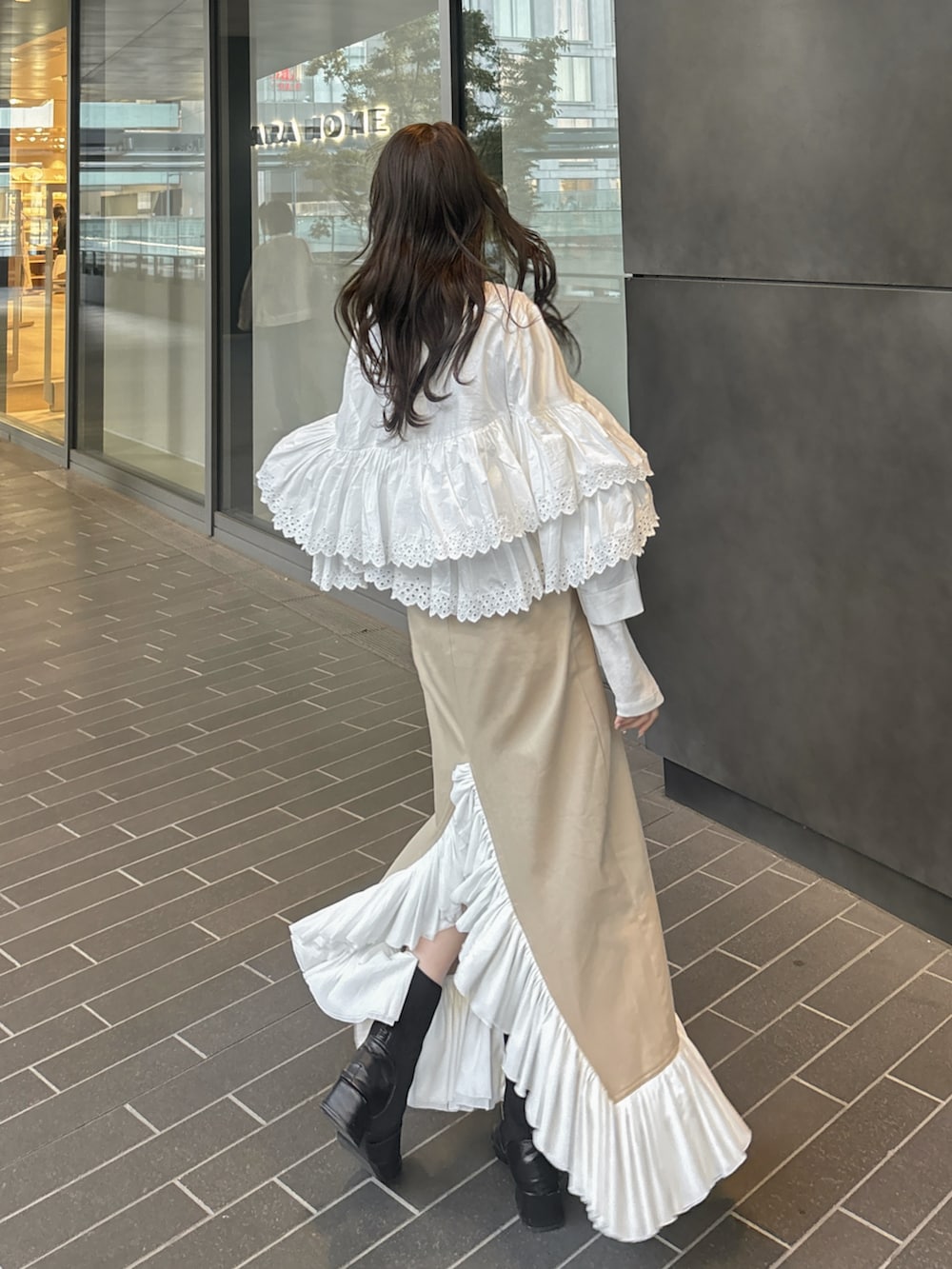 ベージュ系のスカート、ホワイト系のシャツ/ブラウス、ホワイト系のTシャツ/カットソーを着用したレディースの春コーディネートの3枚目の写真