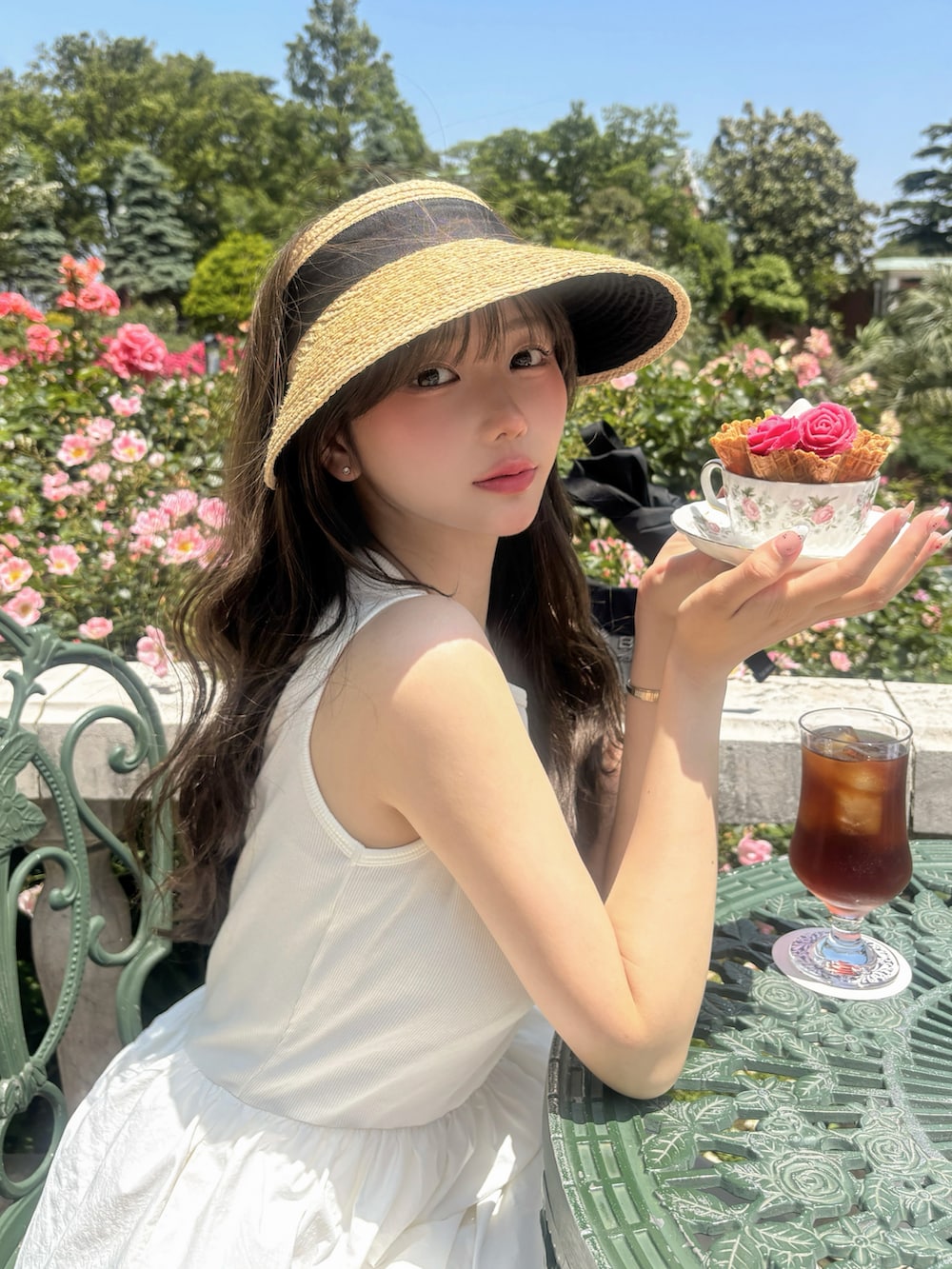 「やっぱり帽子が好き、ワンピース、サンダル、サンバイザー、モノトーン、きれいめカジュアル、キレイめ、サングラス、淡色コーデ、夏コーデ、デートコーデ、プチプラ」｜「EVOLの【軽量・柔らかい】Tストラップミュールサンダル IY5729（サンダル、ホワイト系）」を使った、白濱楓雅 ( ふぅ )🍨さん（骨格ストレート・レディース・158cm）の春コーディネートの3枚目の写真