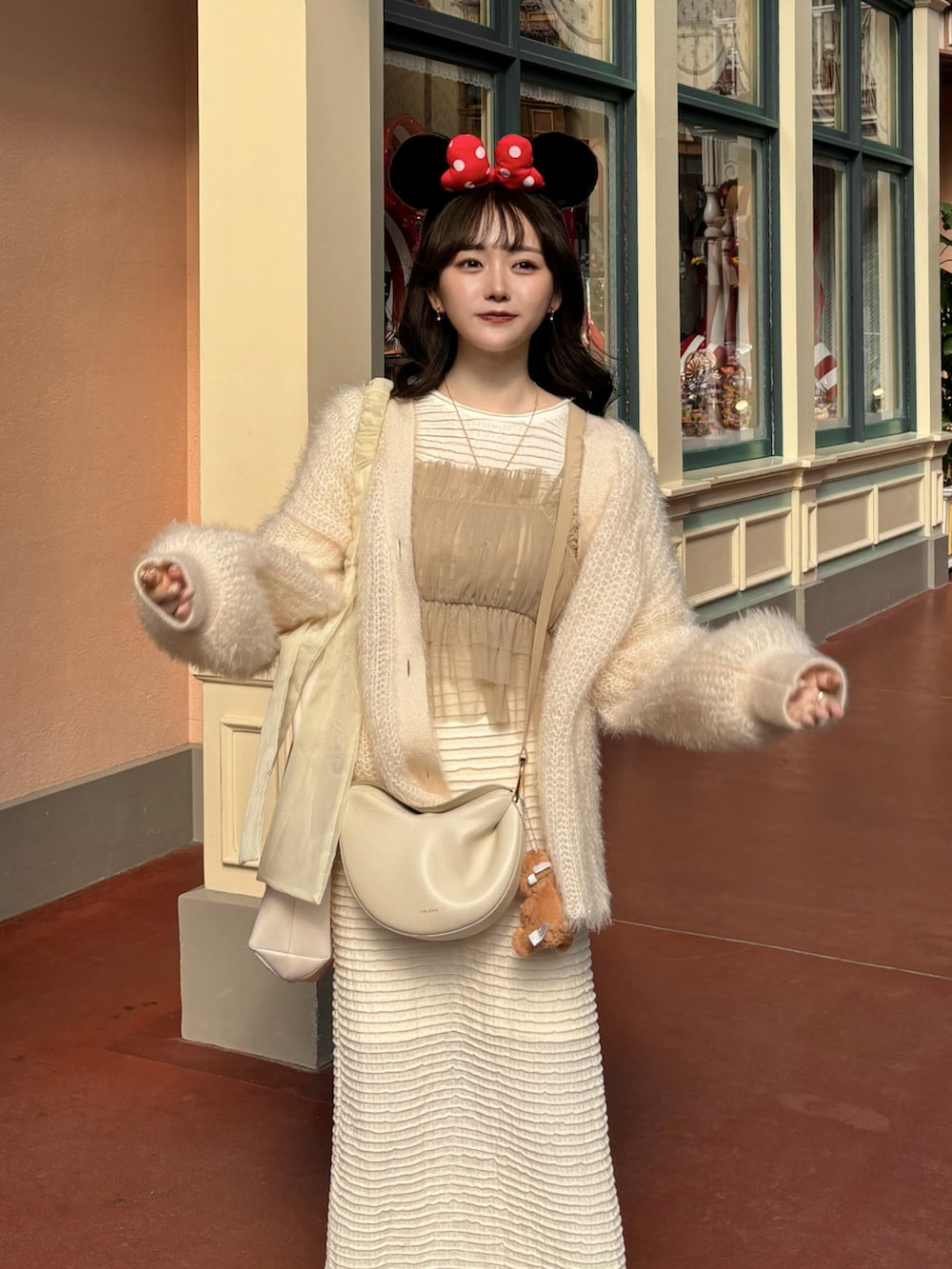 ホワイト系のトートバッグ、ホワイト系のスカート、ホワイト系のTシャツ/カットソーを着用したレディースの秋コーディネートの4枚目の写真