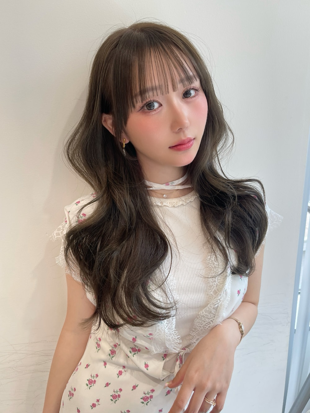 ピンク系のワンピース、ホワイト系のキャミソール、ベージュ系のトートバッグを着用したレディースの夏コーディネートの4枚目の写真