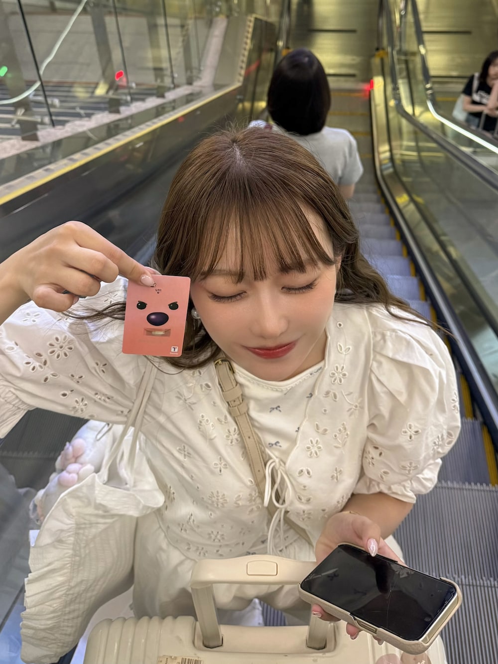 ホワイト系のシャツ/ブラウス、ホワイト系のその他パンツ、ベージュ系のスニーカーを着用したレディースの夏コーディネートの3枚目の写真