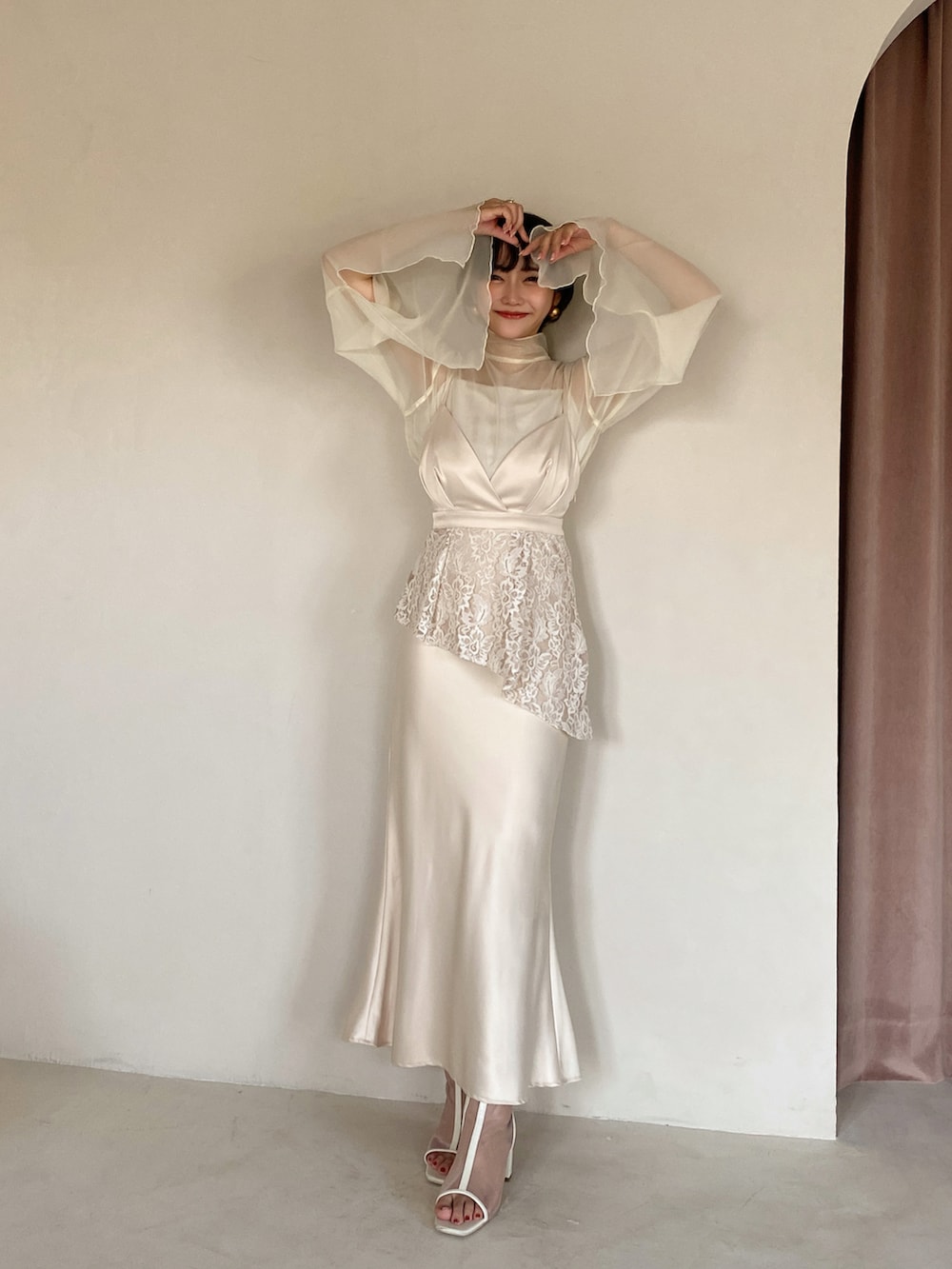 ホワイト系のトップス、ホワイト系のサンダル、ホワイト系のワンピースを着用したレディースの夏コーディネートの3枚目の写真