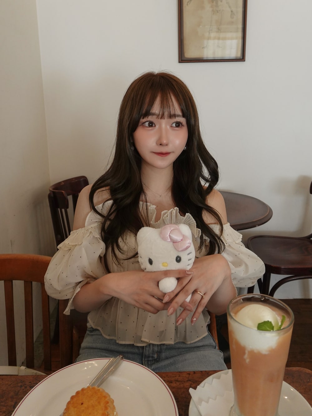 「秋服準備はじめました、お出かけコーデ、休日スタイル、パンツコーデ、デニム、ショルダーバッグ、サンダル、カジュアル、きれいめカジュアル、デートコーデ、フリル、キレイめ、淡色コーデ、骨格ストレート、ガーリー」｜「EVOLの一部WEB限定カラー【EVOL】ポインテッドTストラップサンダル IU5142 ソフトな素材で軽量（サンダル、ホワイト系）」を使った、白濱楓雅 ( ふぅ )🍨さん（骨格ストレート・レディース・158cm）の夏コーディネートの4枚目の写真