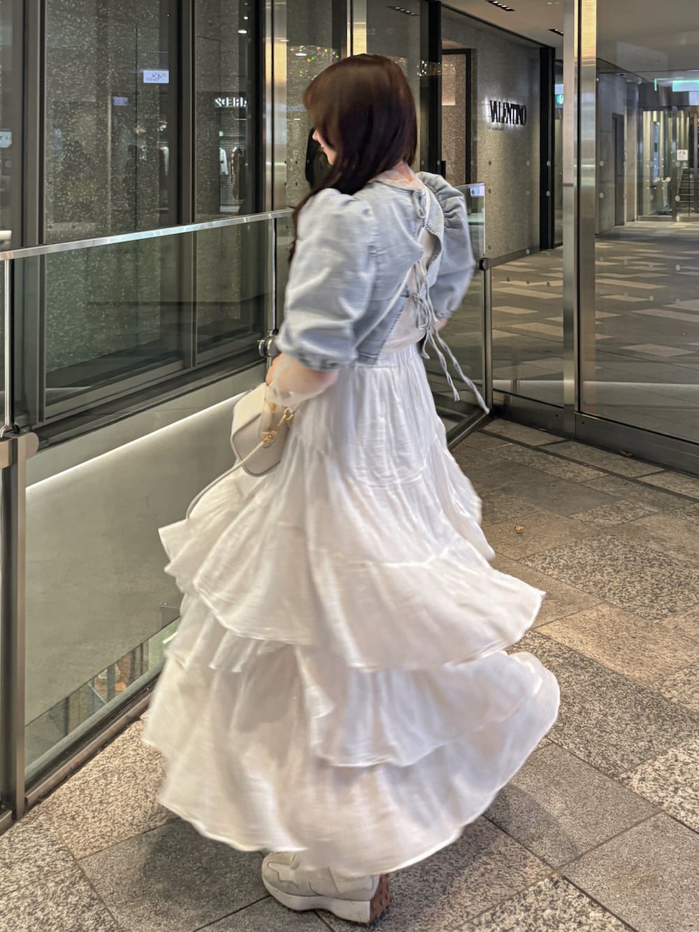 「春のおしゃ見えテクニック、デニム、スカート、スニーカー、ショルダーバッグ、シアートップス、お出かけコーデ、デートコーデ、淡色コーデ、春服みてみて、春コーデ、ガーリー、春色、パステルカラー、春のNewスタイル」｜「H&Mのアイテム（トップス、ブルー系）」を使った、白濱楓雅 ( ふぅ )🍨さん（骨格ストレート・レディース・158cm）の春コーディネートの2枚目の写真