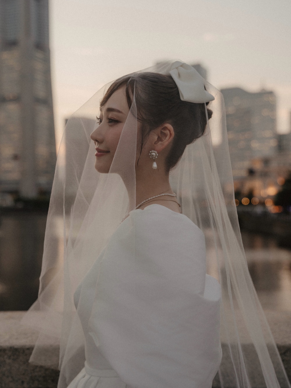 ホワイト系のスカート、ホワイト系のドレス、ホワイト系のパンプスを着用したレディースの秋コーディネートの5枚目の写真