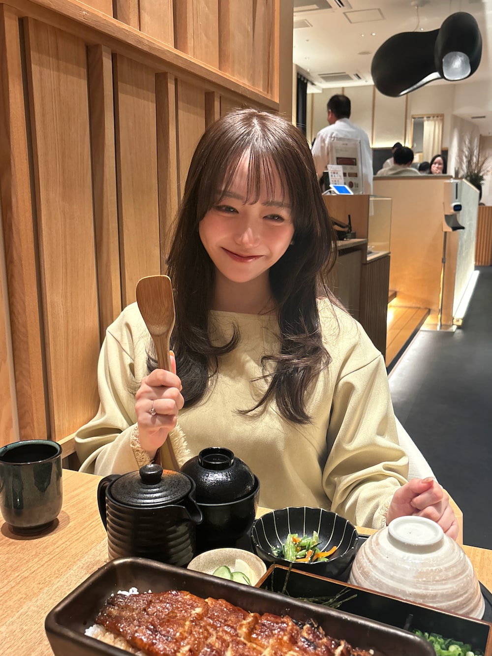 ホワイト系のダウンジャケット/コート、ベージュ系のワンピース、ホワイト系のブーツを着用したレディースの春コーディネートの2枚目の写真