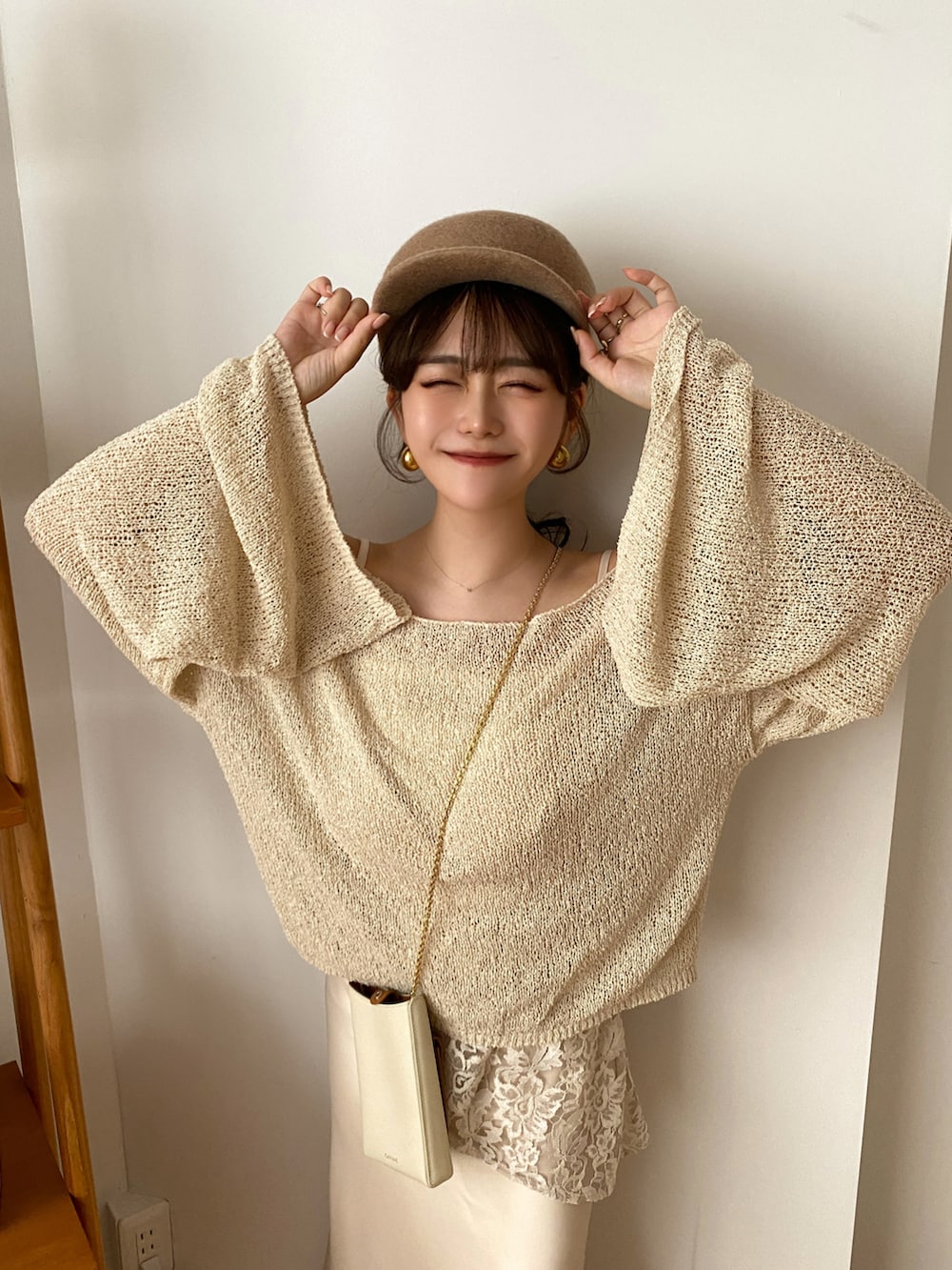 ホワイト系のショルダーバッグ、ホワイト系のトップス、ホワイト系のワンピースを着用したレディースの夏コーディネートの4枚目の写真