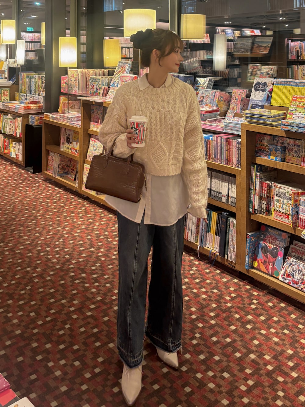 「ブラウン、ブーツ、カジュアルスタイル、デニム、きれいめカジュアル、レイヤードスタイル、秋コーデ、お出かけコーデ、デートコーデ、休日スタイル、淡色コーデ、骨格ストレート、ニット、シャツスタイル、パンツスタイル」｜「Stylevoice for xxxの＜yuiさんコラボ＞ランダムケーブルショートニット（ニット/セーター、ホワイト系）」を使った、白濱楓雅 ( ふぅ )🍨さん（骨格ストレート・レディース・158cm）の秋コーディネートの4枚目の写真