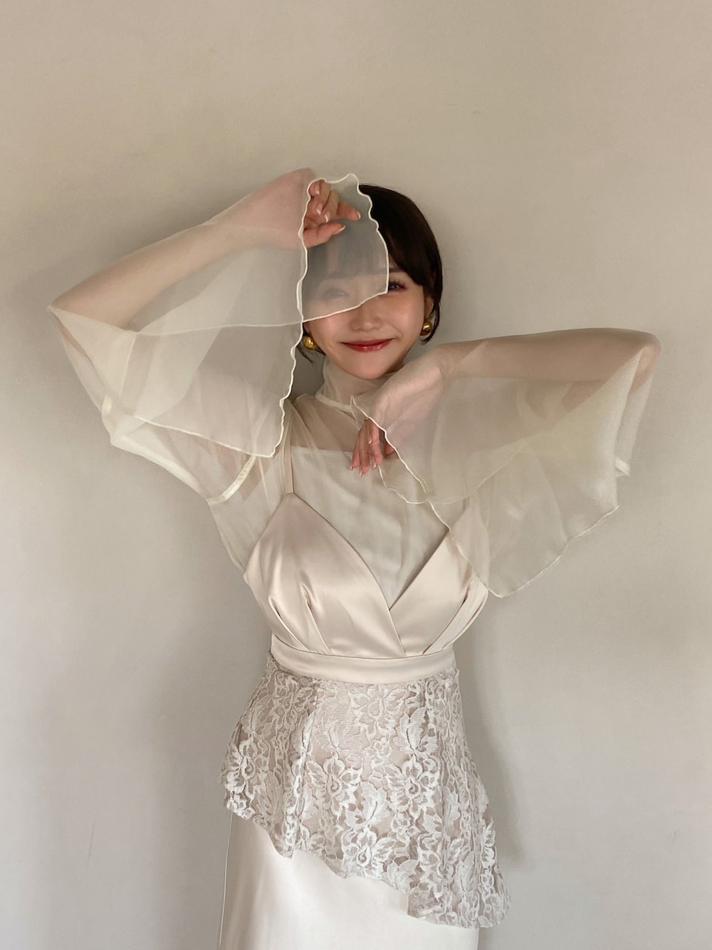 ホワイト系のトップス、ホワイト系のサンダル、ホワイト系のワンピースを着用したレディースの夏コーディネートの4枚目の写真