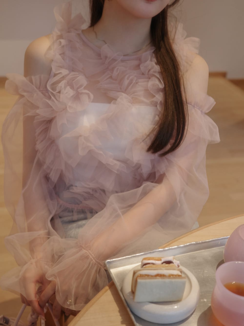 ブラック系のシューズ、グレー系のパンツ、ピンク系のトップスを着用したレディースの春コーディネートの4枚目の写真