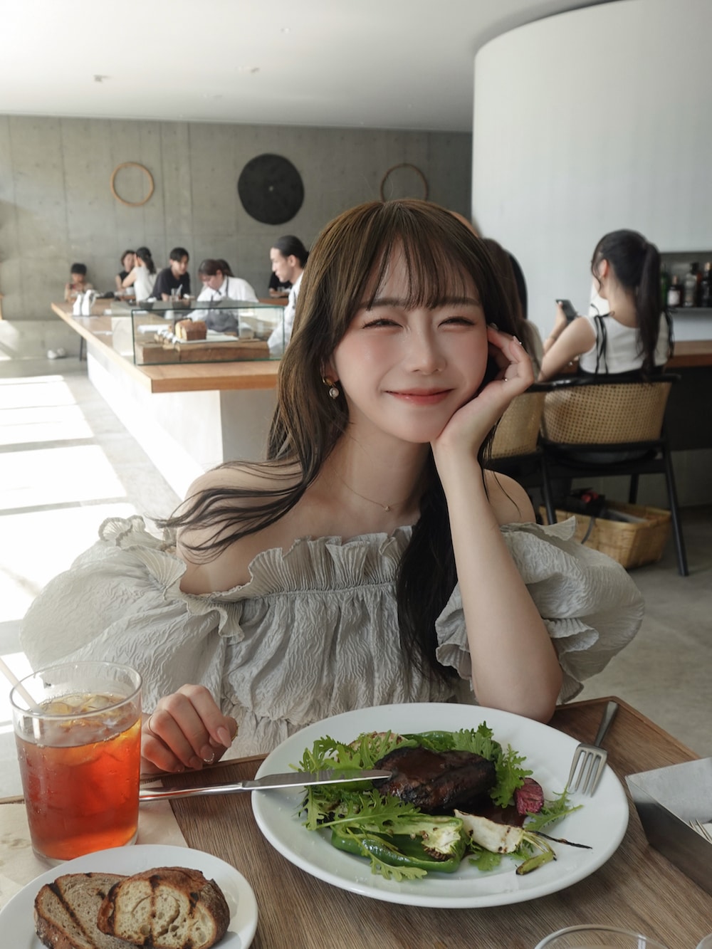 グリーン系のシャツ/ブラウス、ホワイト系のスカート、ホワイト系のサンダルを着用したレディースの夏コーディネートの5枚目の写真