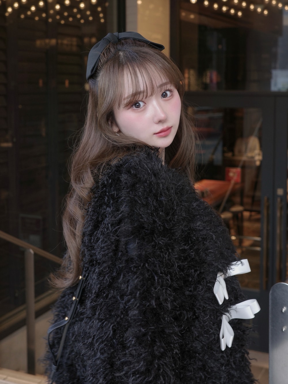 ブラック系のつなぎ/オールインワン、ブラック系のジャケット/アウター、ブラック系のブーツを着用したレディースの冬コーディネートの3枚目の写真