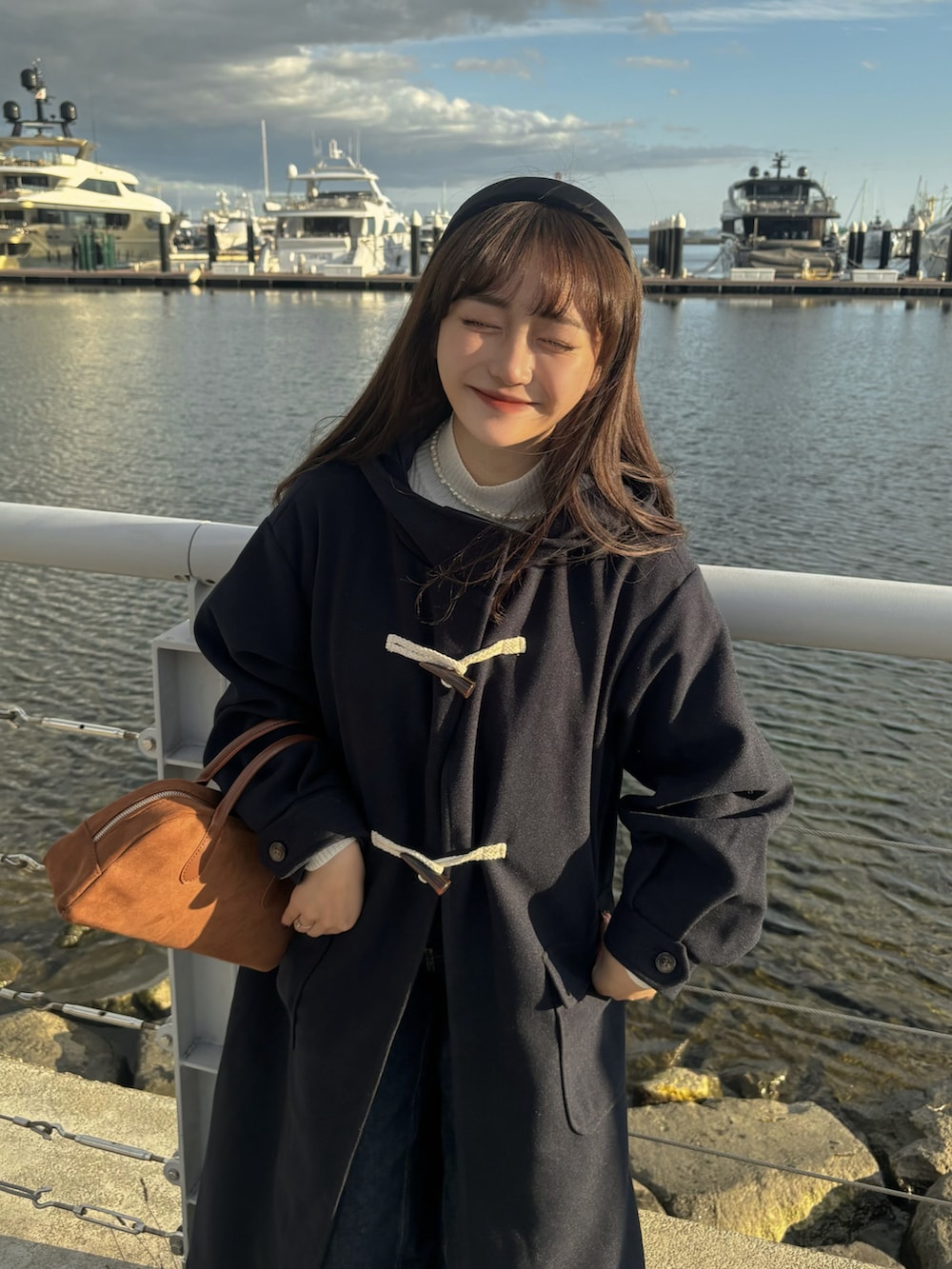 ホワイト系のニット/セーター、ブルー系のデニムパンツ、ブルー系のジャケット/アウターを着用したレディースの冬コーディネートの3枚目の写真