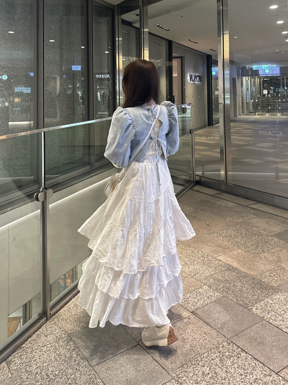 「春のおしゃ見えテクニック、デニム、スカート、スニーカー、ショルダーバッグ、シアートップス、お出かけコーデ、デートコーデ、淡色コーデ、春服みてみて、春コーデ、ガーリー、春色、パステルカラー、春のNewスタイル」｜「H&Mのアイテム（トップス、ブルー系）」を使った、白濱楓雅 ( ふぅ )🍨さん（骨格ストレート・レディース・158cm）の春コーディネートの5枚目の写真