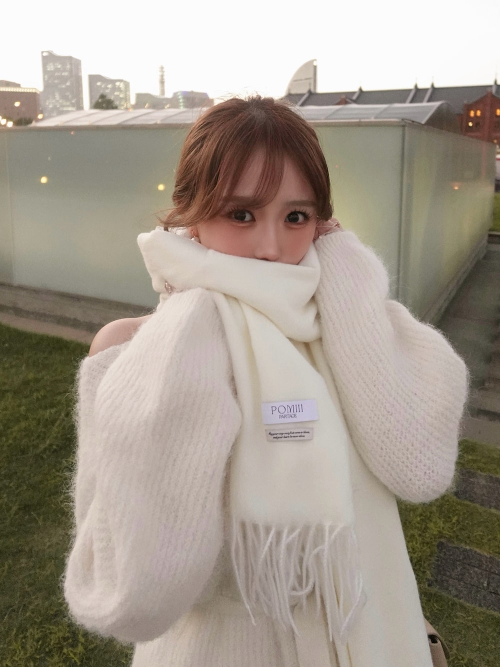 ベージュ系のパンプス、ホワイト系のセットアップ、ベージュ系のバッグを着用したレディースの秋コーディネートの2枚目の写真