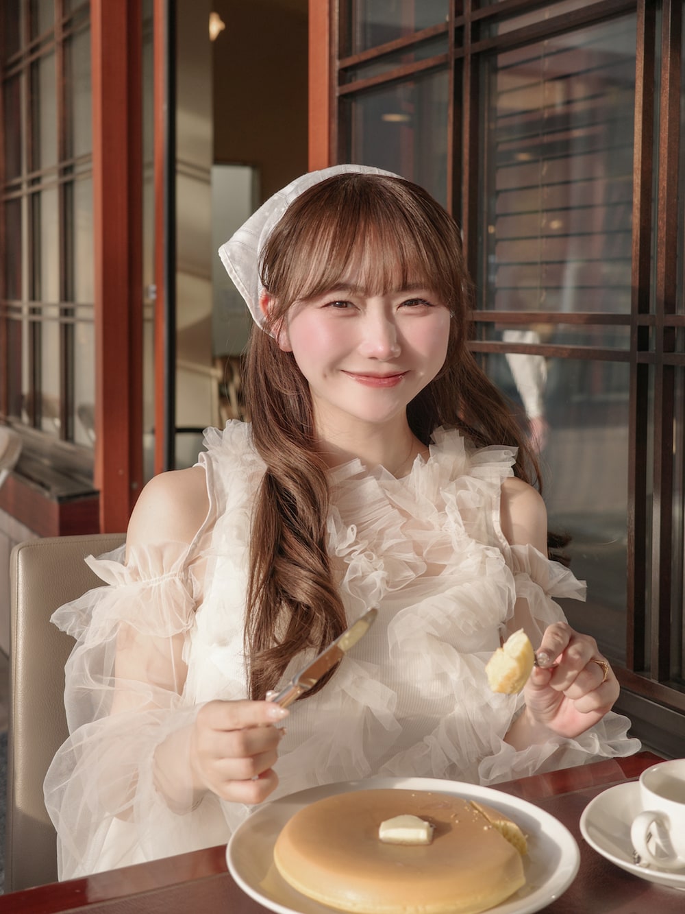 ホワイト系のスカート、ホワイト系のトップス、ホワイト系のトートバッグを着用したレディースの春コーディネートの3枚目の写真