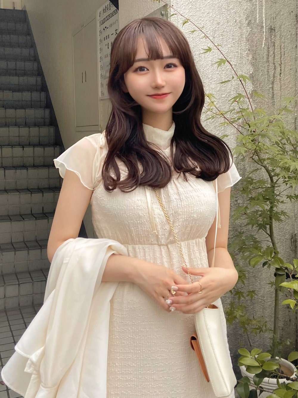 ホワイト系のショルダーバッグ、ホワイト系のシューズ、ホワイト系のシャツ/ブラウスを着用したレディースの夏コーディネートの2枚目の写真