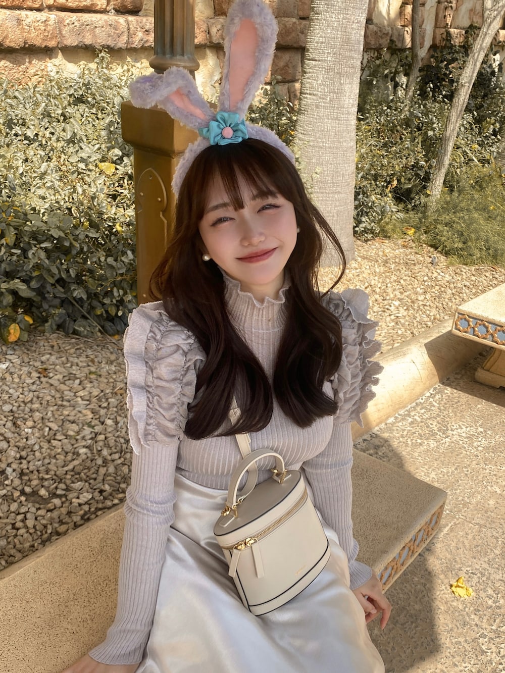「ディズニーコーデ、ディズニー、ガーリー、大人ガーリー、バレエシューズ、ラベンダー、パープル、デート、デートスタイル（WOMEN）、サテンスカート、淡色コーデ、淡色女子、ロングスカート、オトナカワイイ、きれいめカジュアル」｜「SNIDELのスパークルパフスリーブニットプルオーバー（ニット/セーター、グレー系）」を使った、白濱楓雅 ( ふぅ )🍨さん（骨格ストレート・レディース・158cm）の夏コーディネートの4枚目の写真