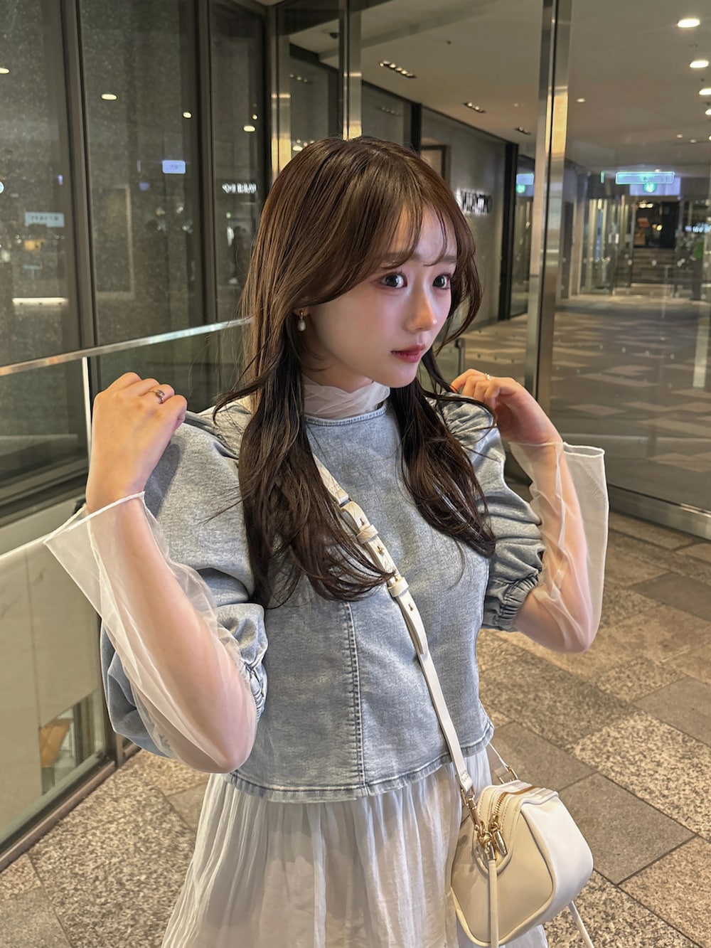 「春のおしゃ見えテクニック、デニム、スカート、スニーカー、ショルダーバッグ、シアートップス、お出かけコーデ、デートコーデ、淡色コーデ、春服みてみて、春コーデ、ガーリー、春色、パステルカラー、春のNewスタイル」｜「H&Mのアイテム（トップス、ブルー系）」を使った、白濱楓雅 ( ふぅ )🍨さん（骨格ストレート・レディース・158cm）の春コーディネートの3枚目の写真