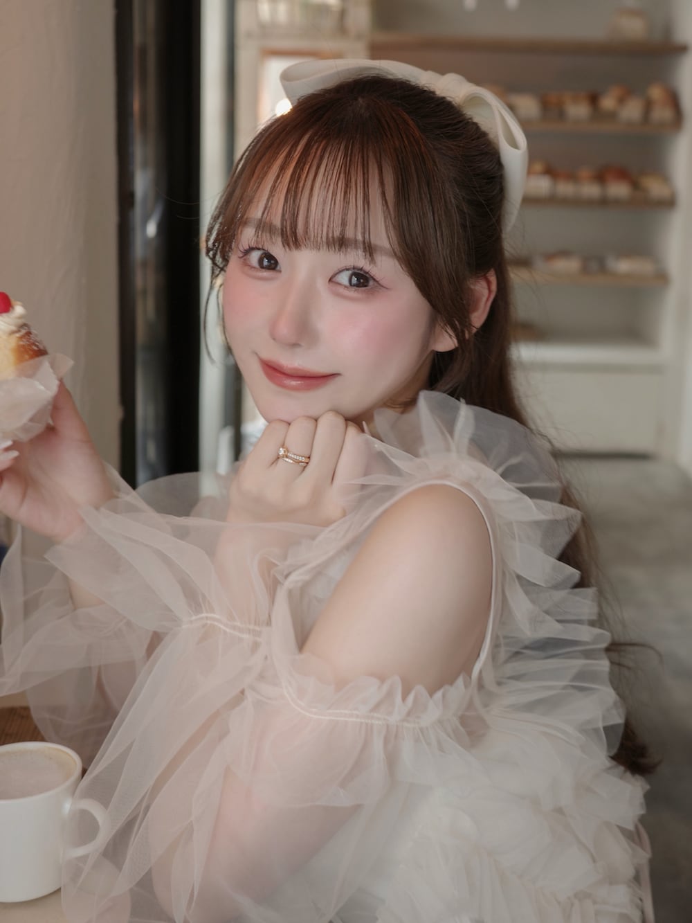 ブラック系のブーツ、ホワイト系のスカート、ホワイト系のトップスを着用したレディースの冬コーディネートの4枚目の写真