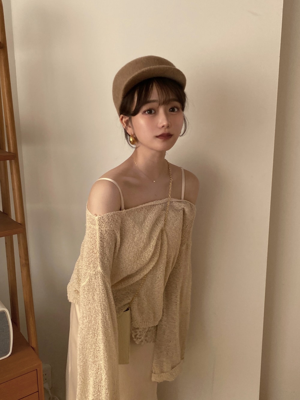 ホワイト系のショルダーバッグ、ホワイト系のトップス、ホワイト系のワンピースを着用したレディースの夏コーディネートの5枚目の写真