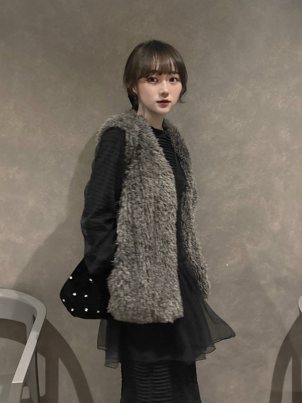 ブラック系のシャツ/ブラウス、ブラック系のTシャツ/カットソー、ブラック系のスカートを着用したレディースの秋コーディネートの2枚目の写真