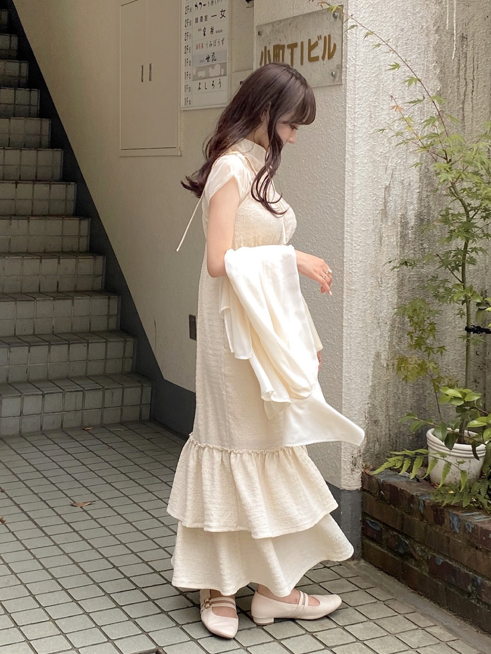 ホワイト系のショルダーバッグ、ホワイト系のシューズ、ホワイト系のシャツ/ブラウスを着用したレディースの夏コーディネートの3枚目の写真