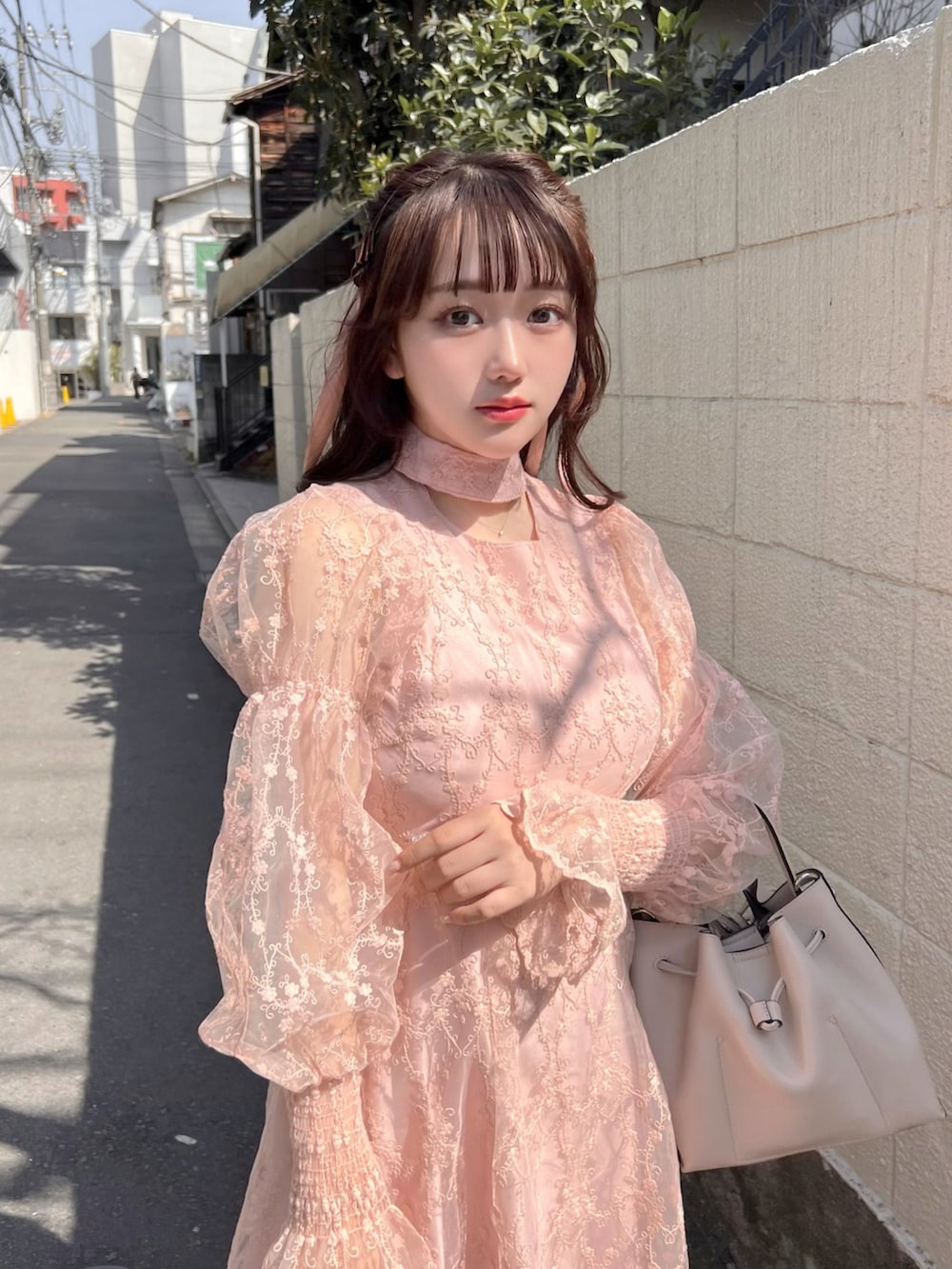 「オトナ女子、オケージョン、お呼ばれスタイル、ドレス、結婚式、結婚式二次会スタイル、ピンクコーデ、夏コーデ、ガーリー、ワンピーススタイル、お洒落さんとつながりたい、淡色コーデ、淡色女子、淡色女子と繋がりたい、ピンク」｜「FRAY I.Dのリボンバッグ（ハンドバッグ、ベージュ系）」を使った、白濱楓雅 ( ふぅ )🍨さん（骨格ストレート・レディース・158cm）の春コーディネートの4枚目の写真