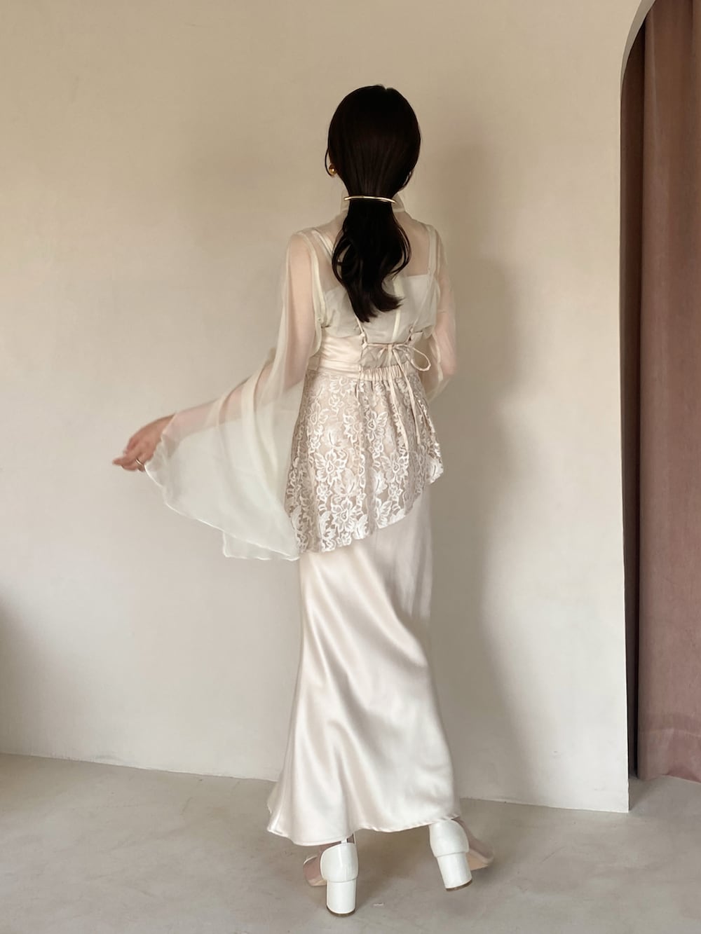 ホワイト系のトップス、ホワイト系のサンダル、ホワイト系のワンピースを着用したレディースの夏コーディネートの2枚目の写真